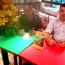 Mesmo sob forte chuva, dupla entra em campo e lança livro