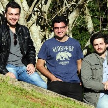 Trio autografa seu primeiro livro no dia 13 de outubro